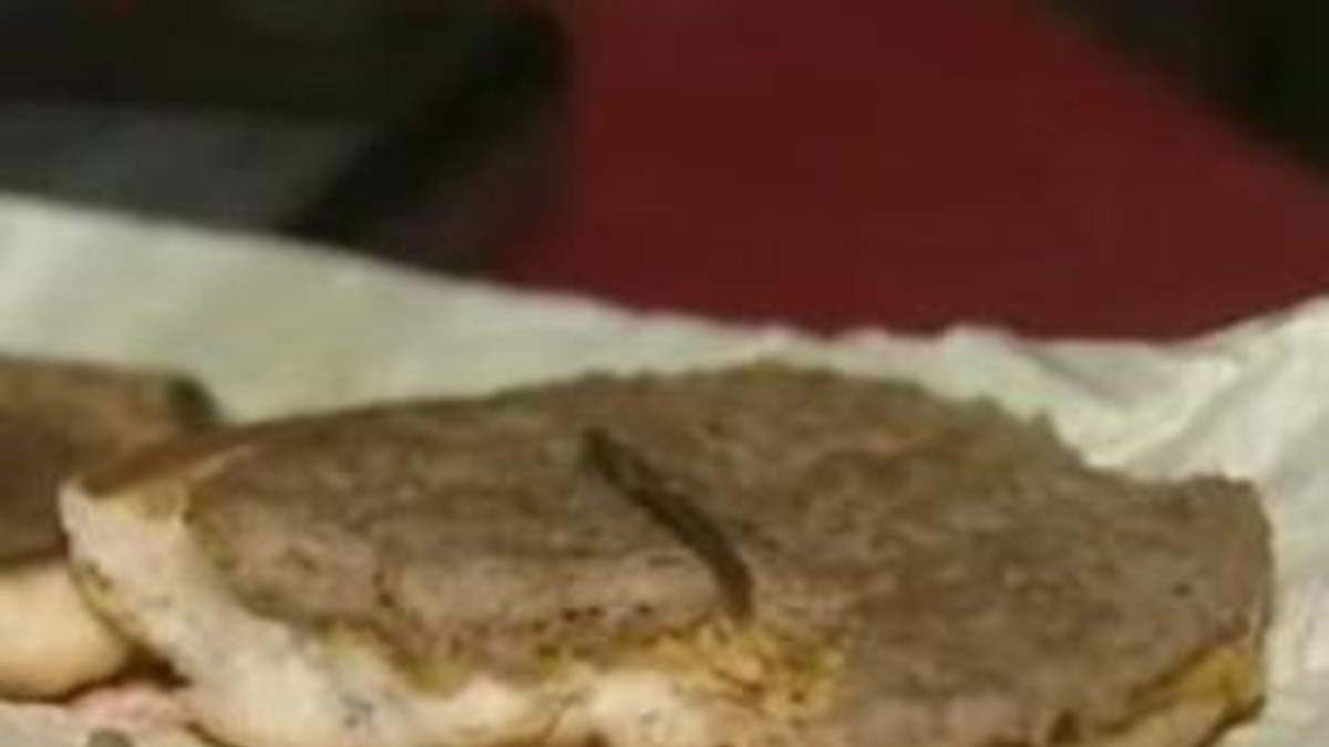 Aparece una cola de ratón dentro de una hamburguesa