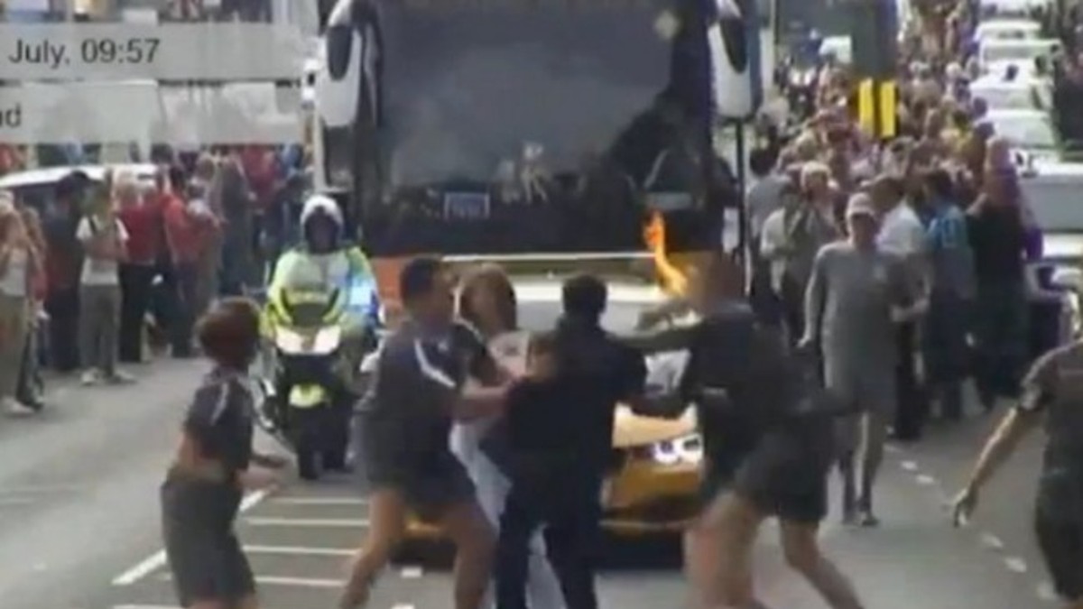 El video de cómo intentan robar la antorcha olímpica