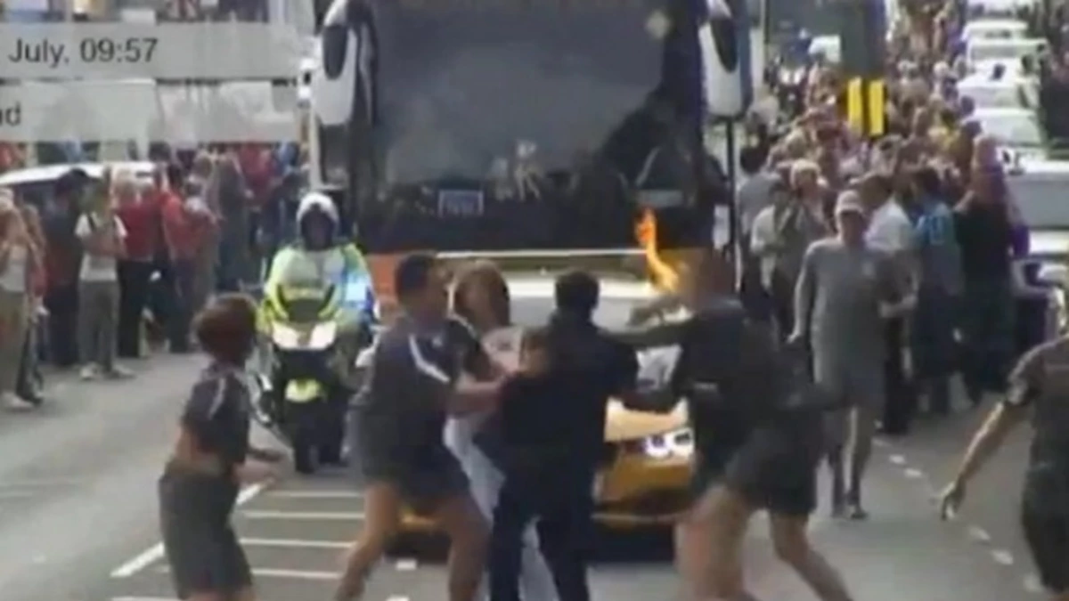 El video de cómo intentan robar la antorcha olímpica