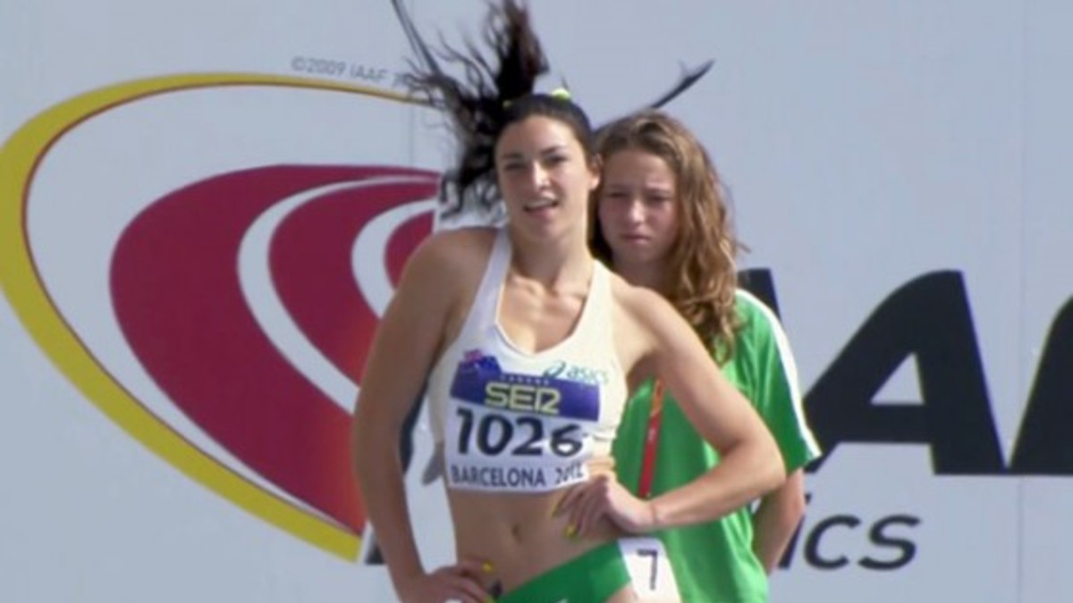 Mirá la extraña forma de calentar de una atleta