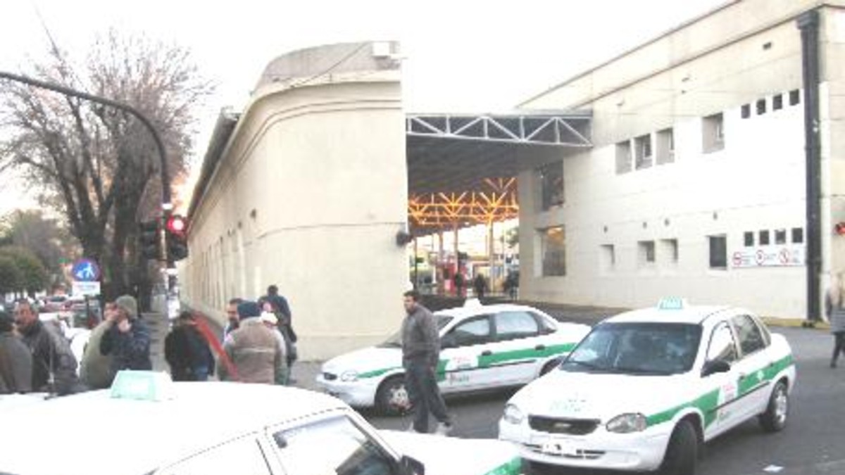 Taxistas piden seguridad y bloquean calles en La Plata