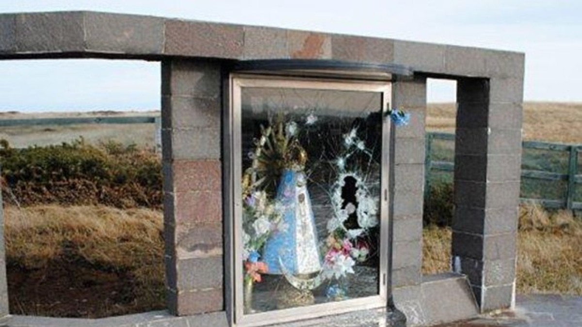 Ni la Virgen zafa: profanan el cementerio de Malvinas