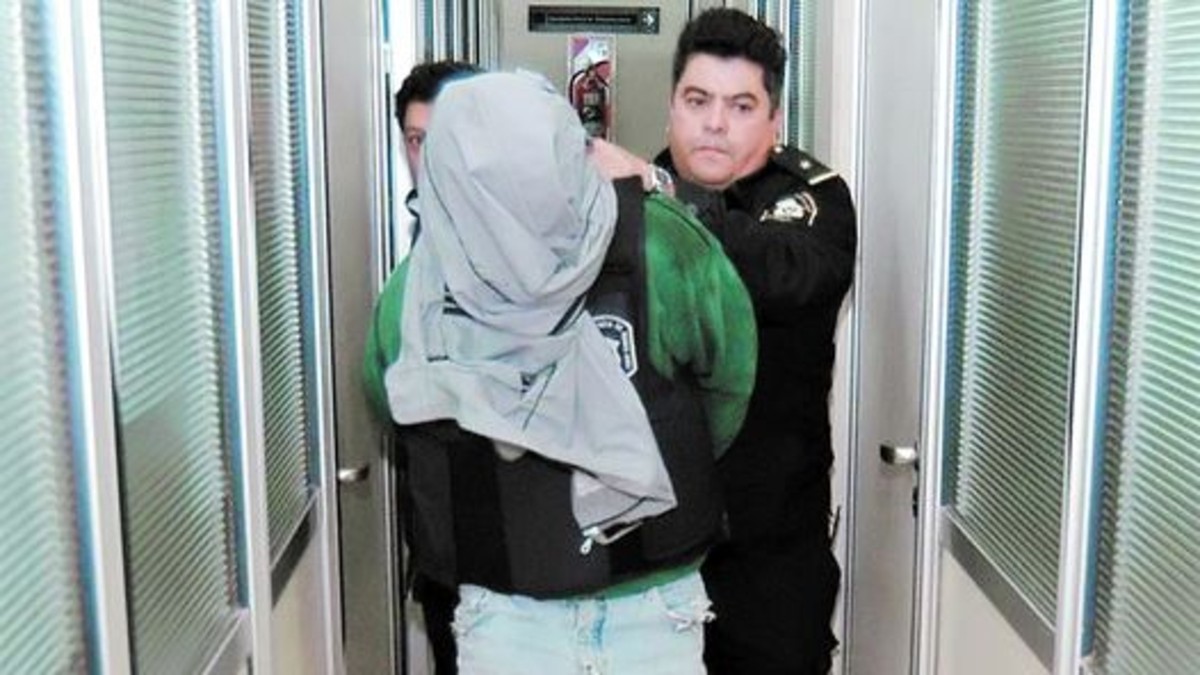 Contactaba a prostitutas VIP en la web y las violaba