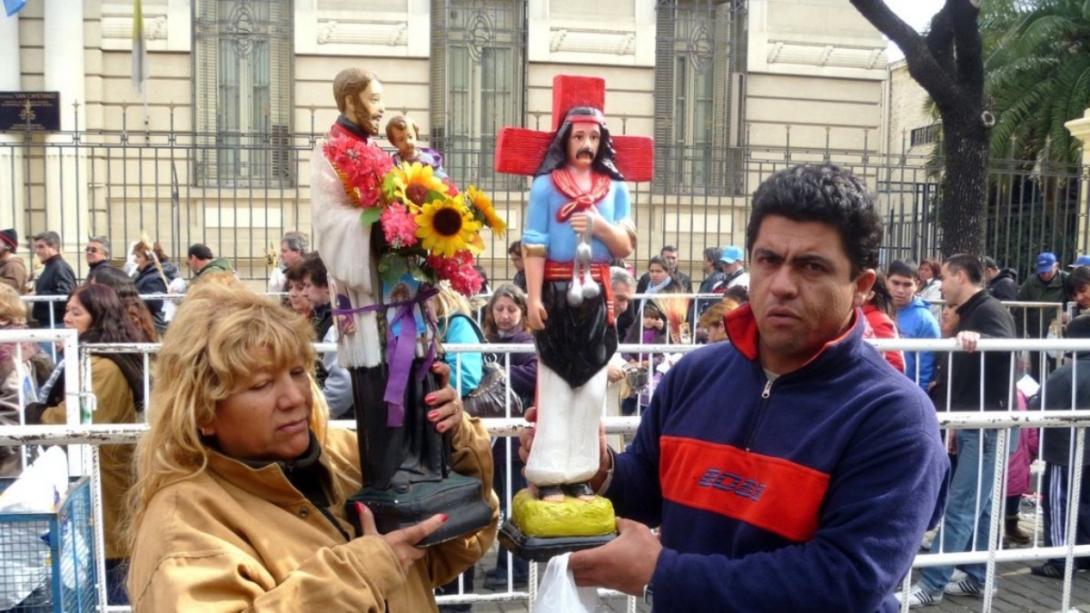 Miles de fieles colapsan Liniers por San Cayetano
