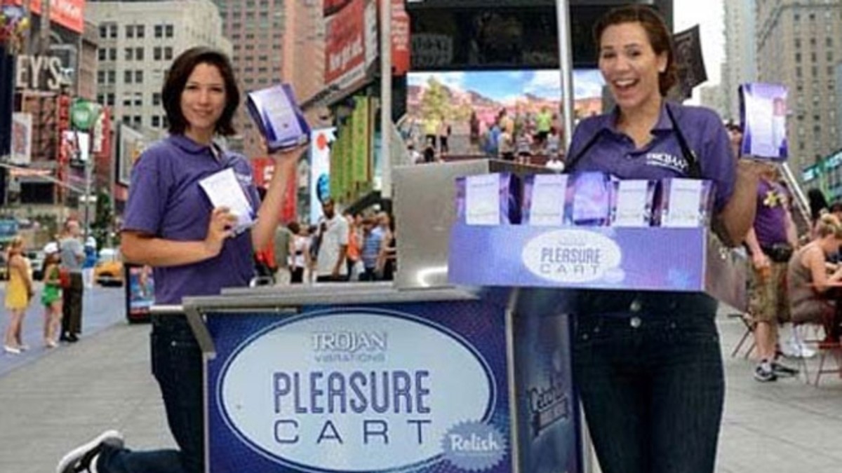 Causan un caos por regalar vibradores en plena calle