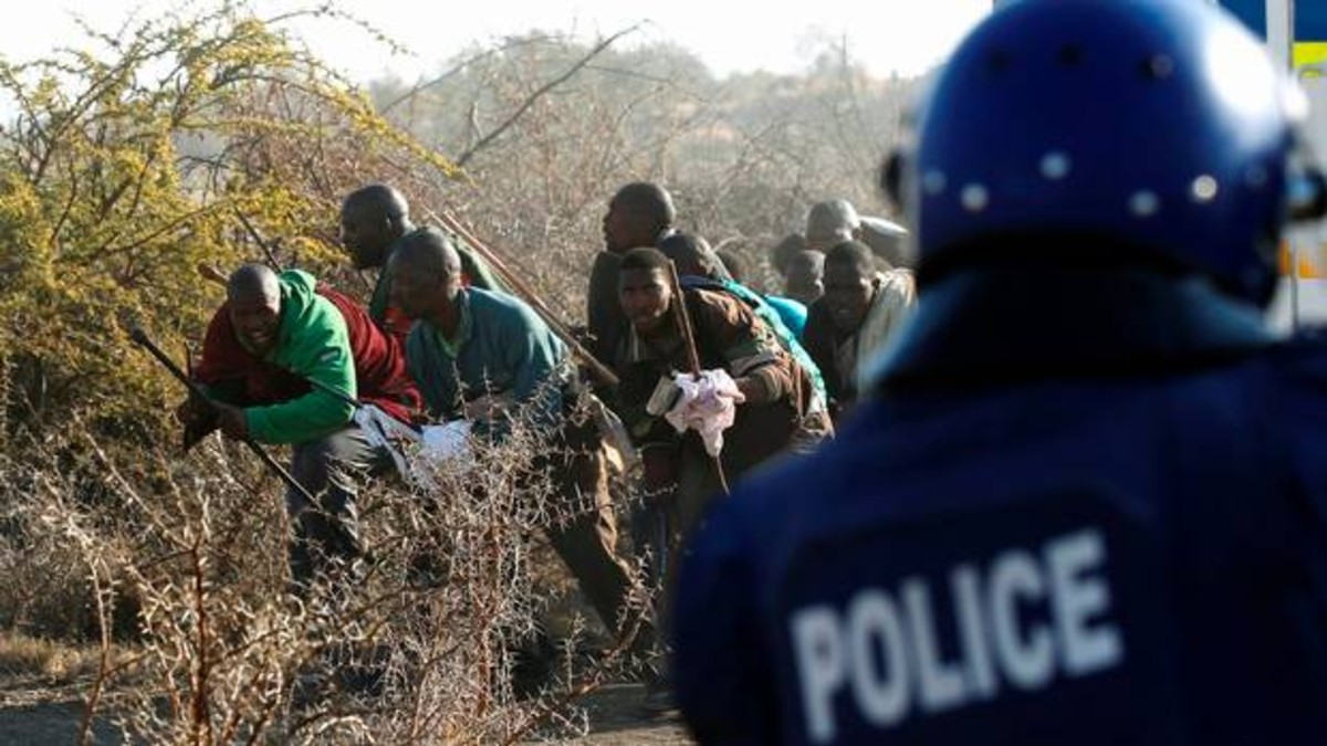 Sudáfrica: La policía mató a 30 mineros en una protesta