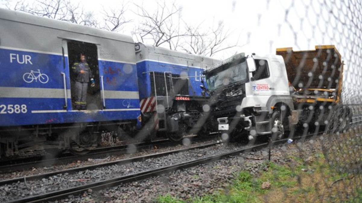 Una tren del Roca embistió a un camión en Quilmes