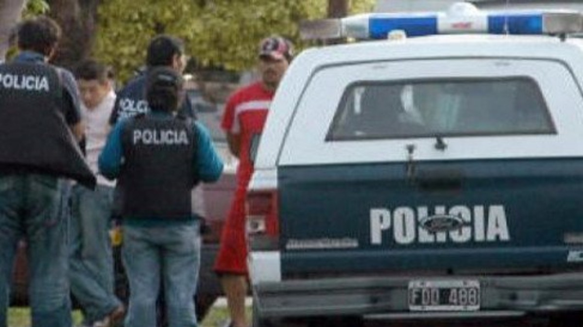 Intentó violar a una perra y los vecinos casi lo linchan