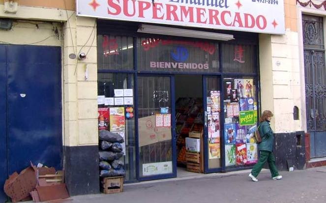 No se bajan de la moto ni para robar en un shopping