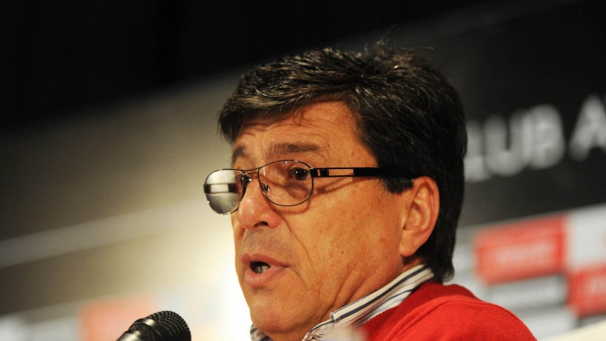 Passarella bancó a Almeyda en una breve conferencia