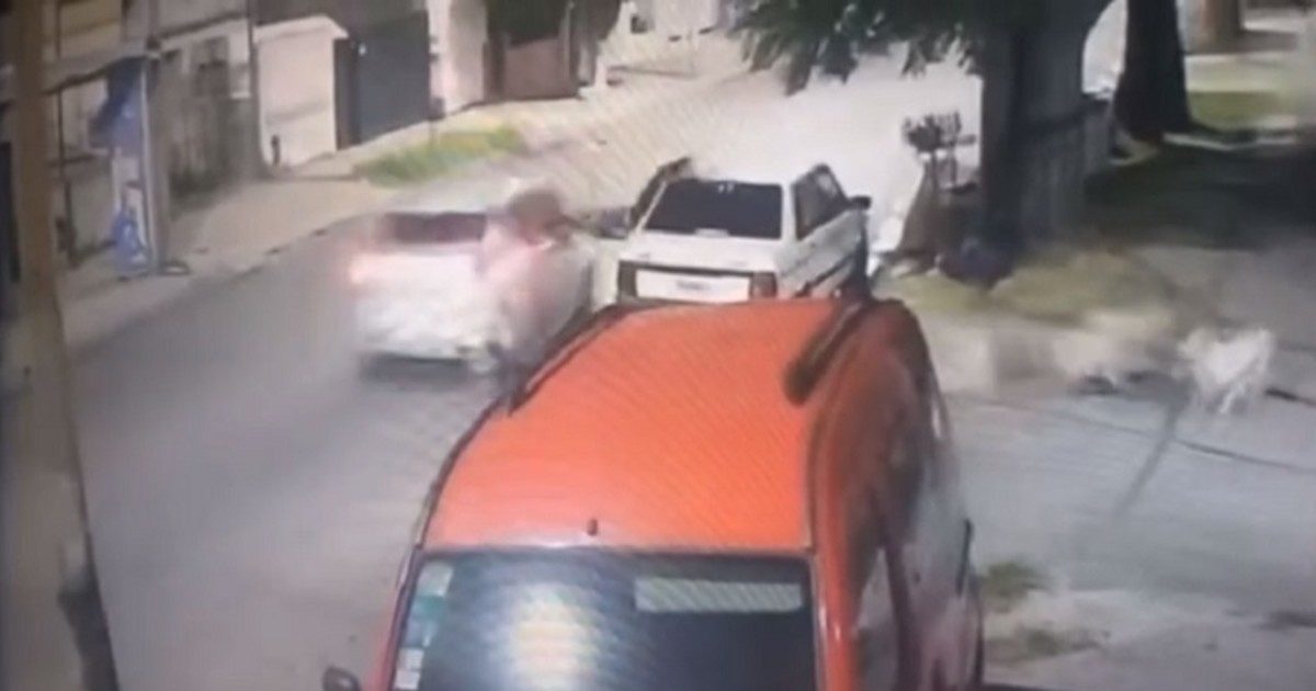 Una mujer fue embestida por un auto y voló por el aire: se salvó de ...