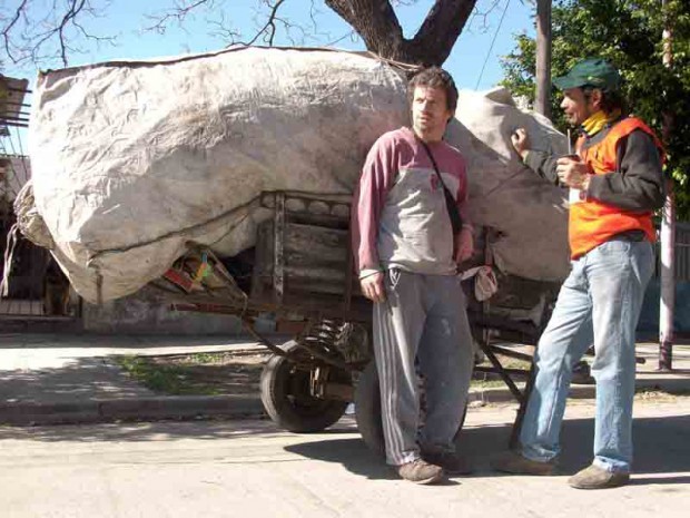 Denuncian que la municipalidad les vende basura a los cartoneros