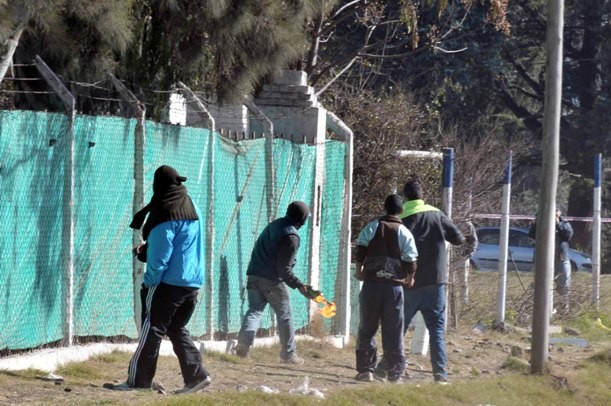 "Uno pudo haber caído a la pileta y los otros murieron por intentar salvarlo"