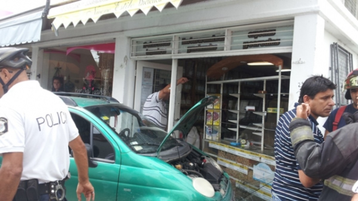 Se estrelló contra un negocio y atropelló a tres personas