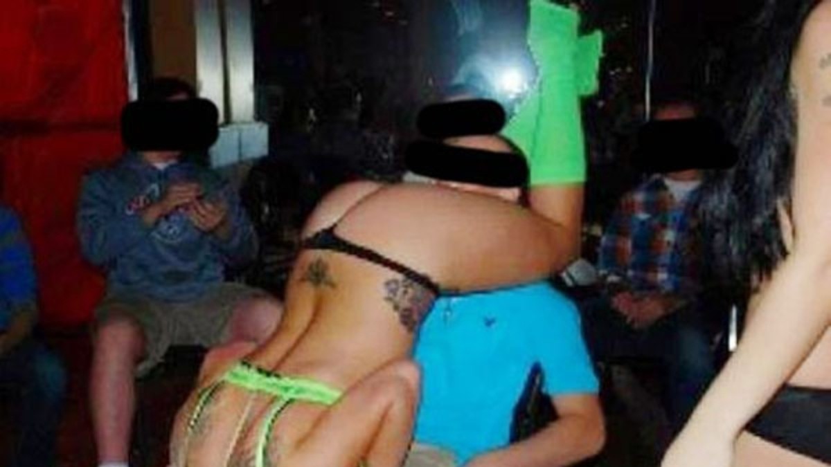 Mamá contrató strippers para el cumple de su hijo