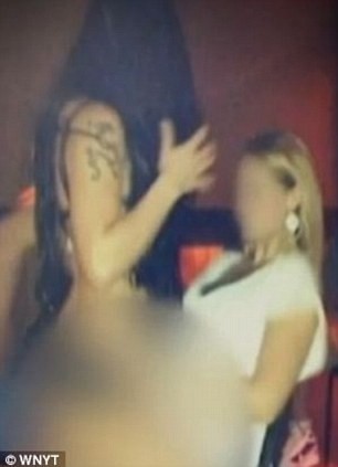 Mamá contrató strippers para el cumple de su hijo