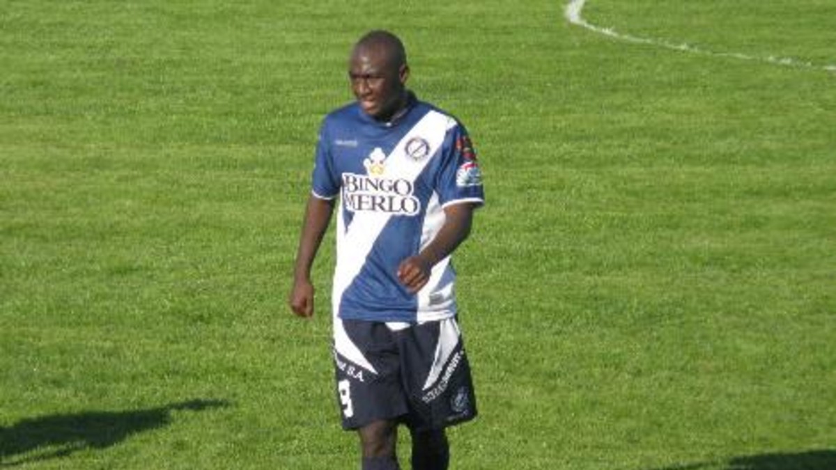 ¿Foul? Jugador denuncia que el juez de línea lo codeó