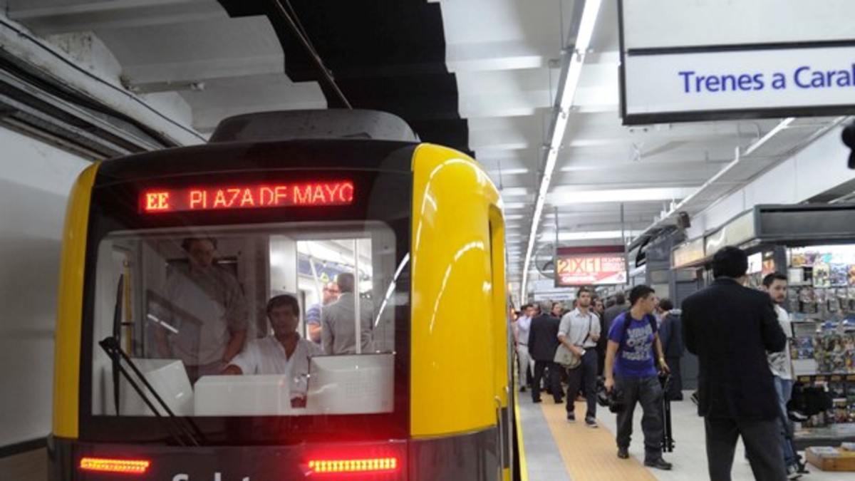 En el primer día evacuaron pasajeros de la línea A