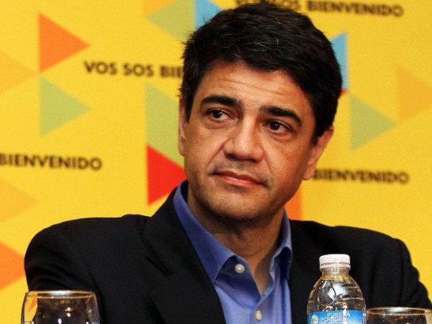 Vicente López insiste en cobrar impuesto a la nafta