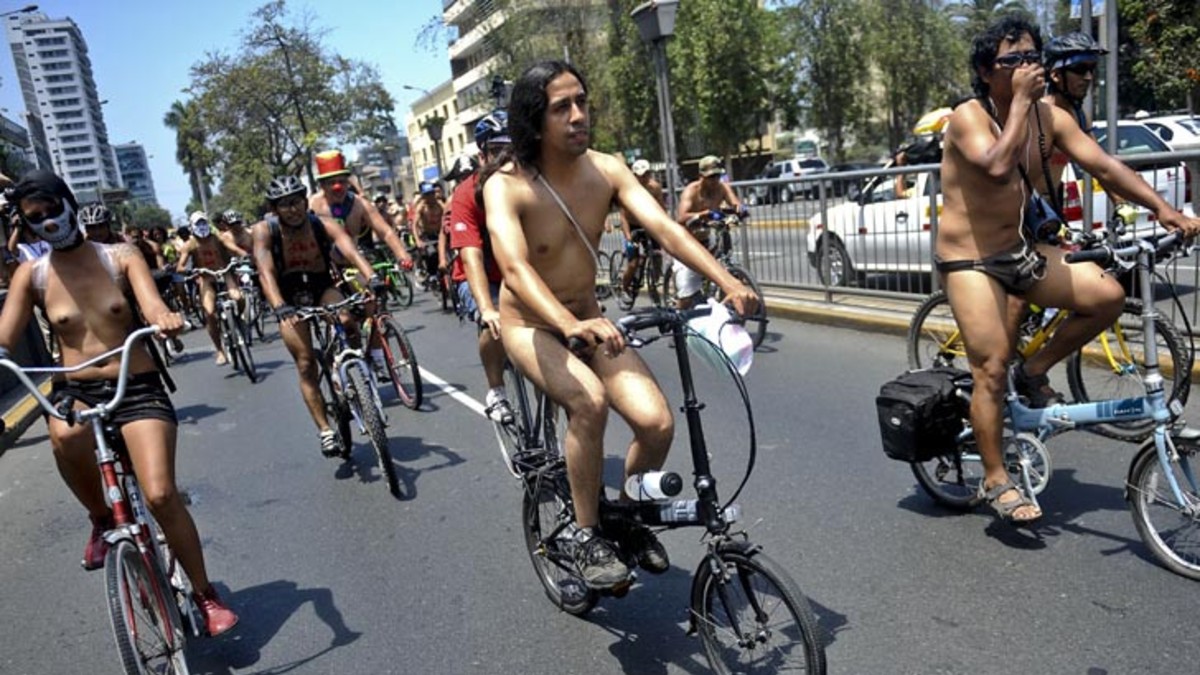 Una protesta muy extraña: andan desnudos en bicicleta