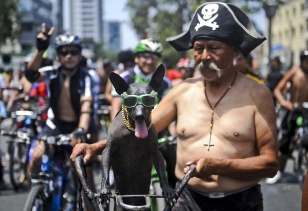 Una protesta muy extraña: andan desnudos en bicicleta