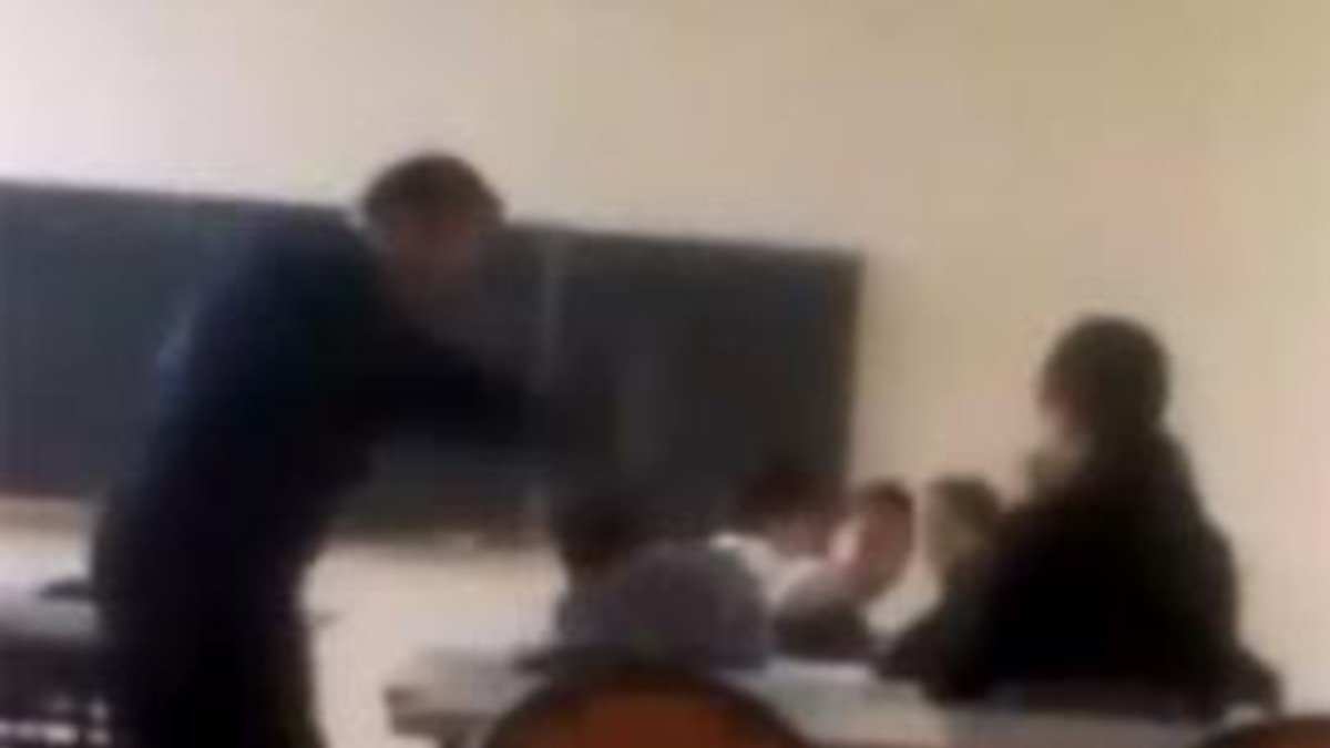Filman a profesor español  "fajando" a un estudiante