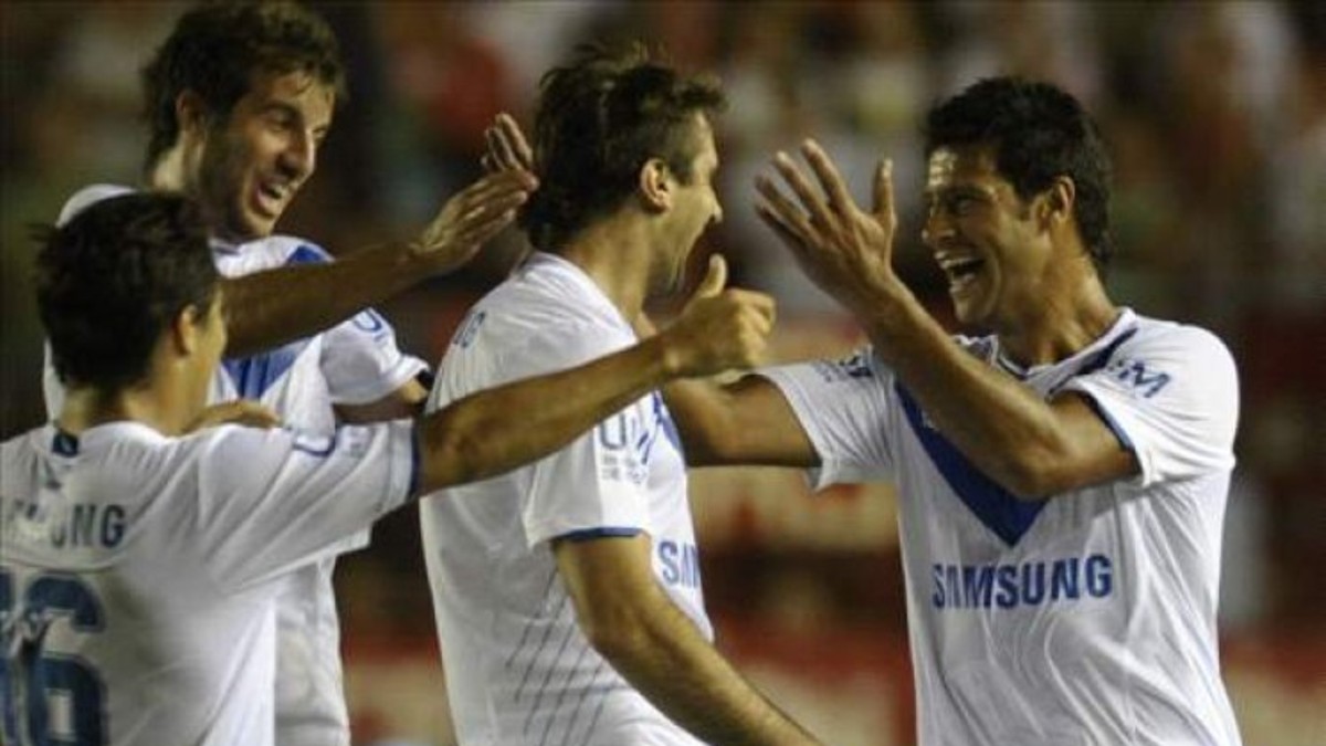 Vélez empató con Emelec y dejó afuera a Peñarol