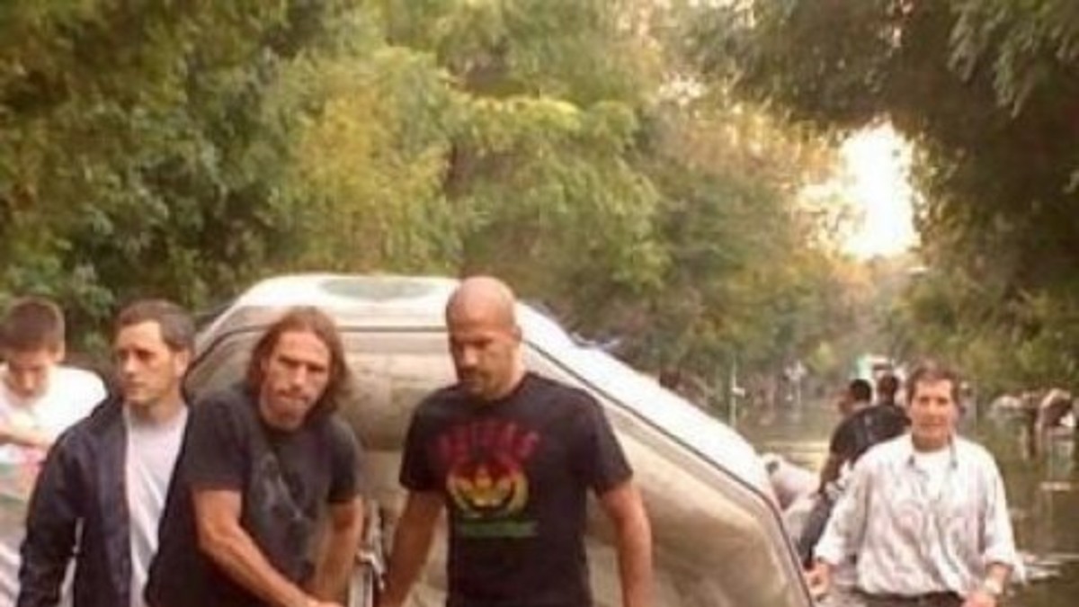 Verón rescató a su cuñado de un techo con su gomón