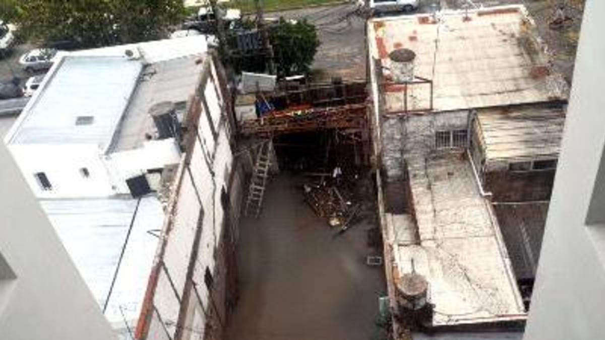 Hay riesgo de derrumbe por una obra que se inundó