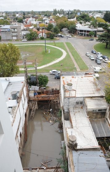 Hay riesgo de derrumbe por una obra que se inundó