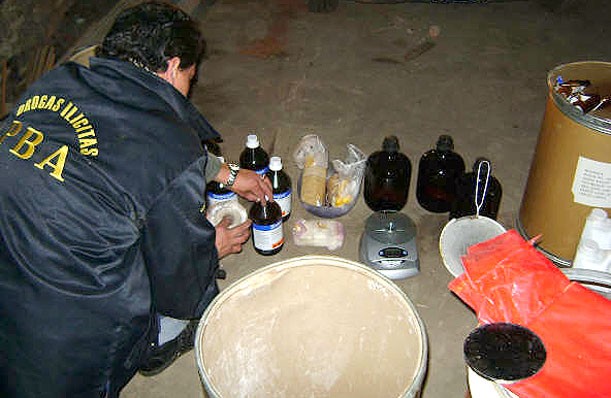 Revientan cocina de drogas y encuentran 4000 pastillas
