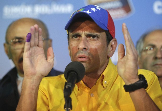 Capriles exigió un recuento y llamó a un cacerolazo