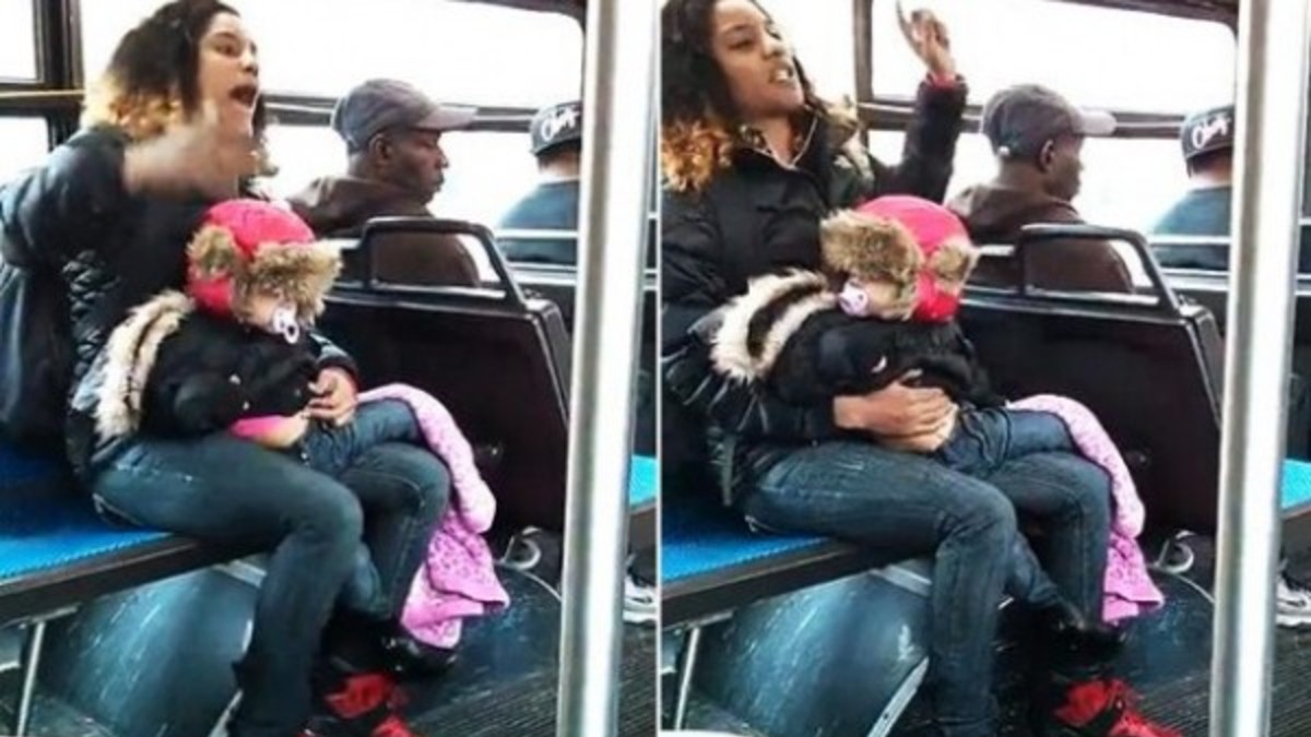 Arrojó a su bebé y se agarró a las piñas en el colectivo