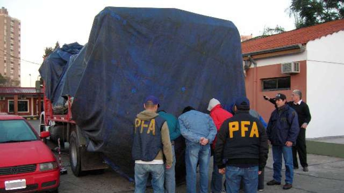 Cumplía domiciliaria y lideraba a piratas del asfalto