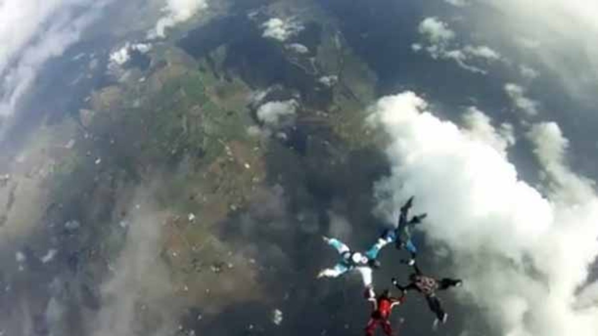 Filmaba el salto desde un avión y le falló el paracaídas