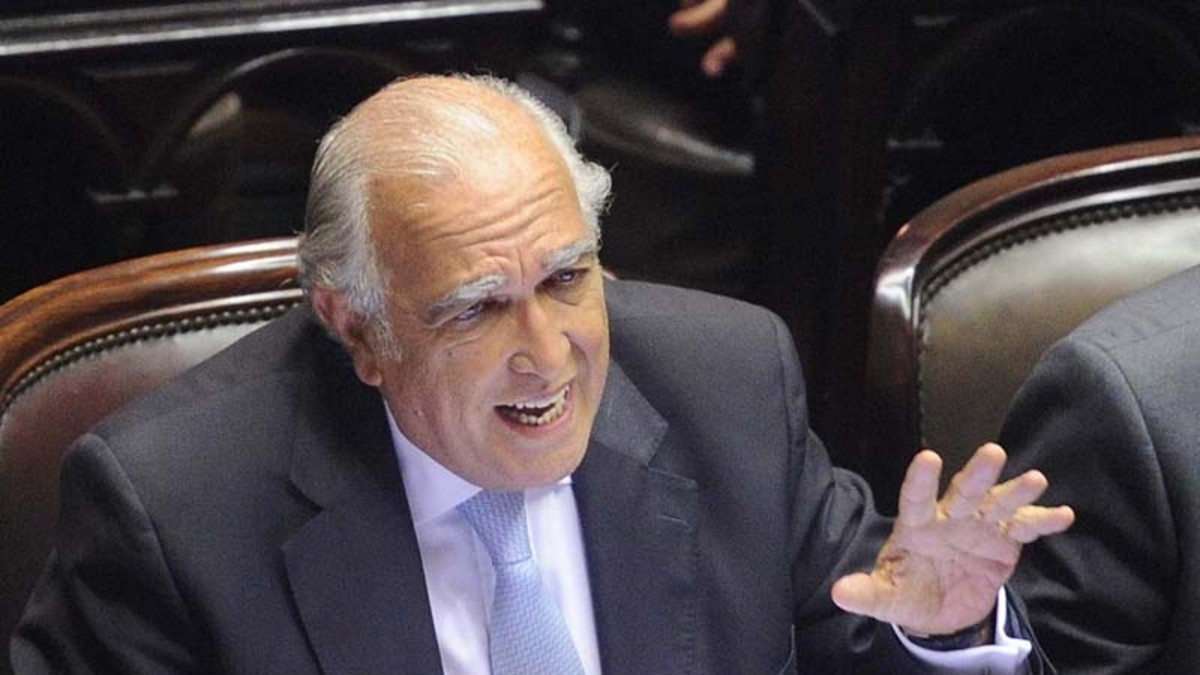 Gil Lavedra: "A Carrió la violaron mientras dormía"