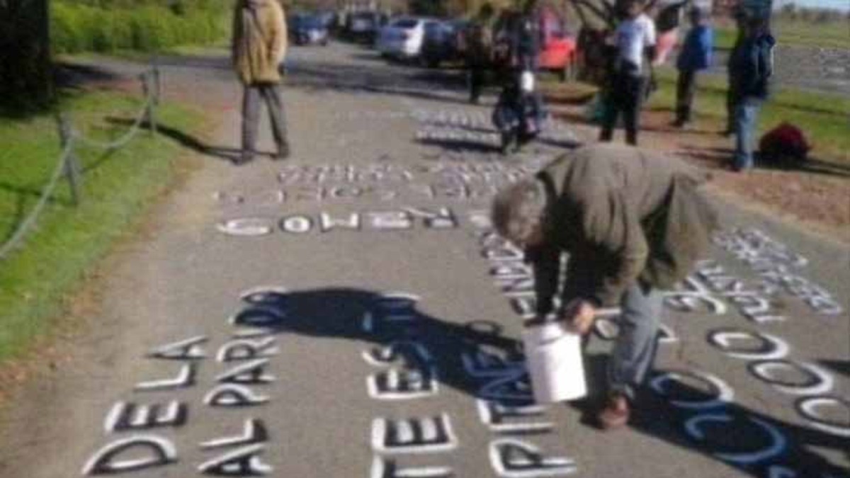 Escracharon el cementerio donde está enterrado Videla