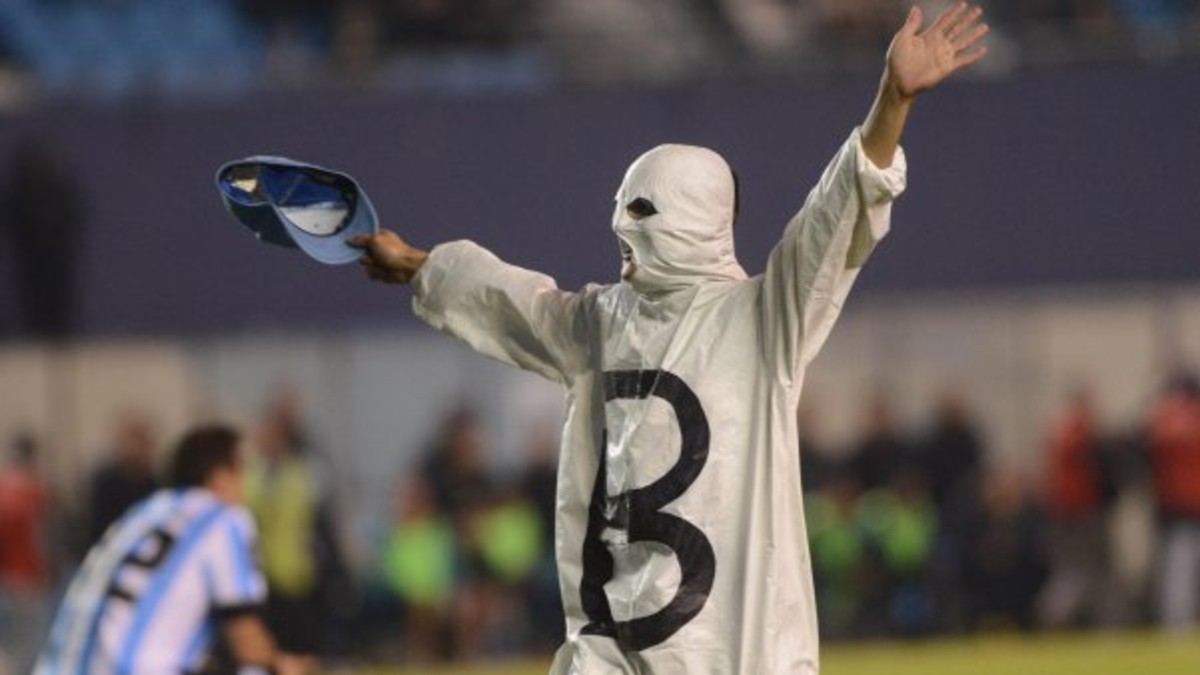 El fantasma que se metió a la cancha es furor en la web