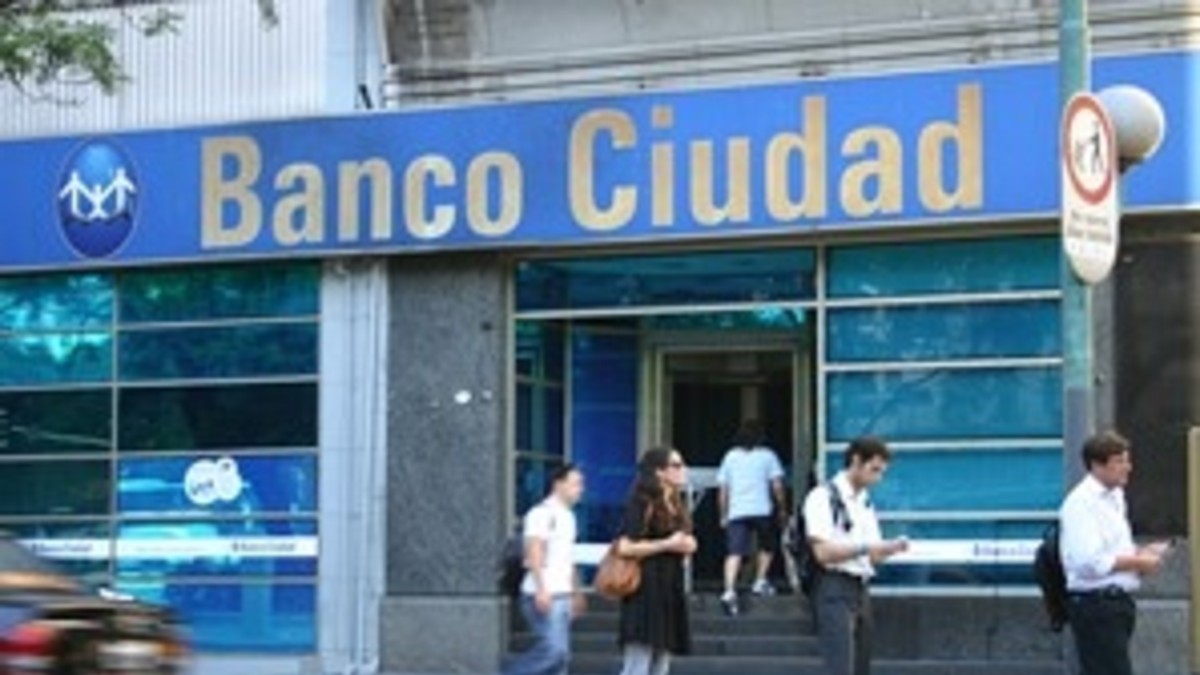 Saquearon las cajas de un banco vestidos de rabinos