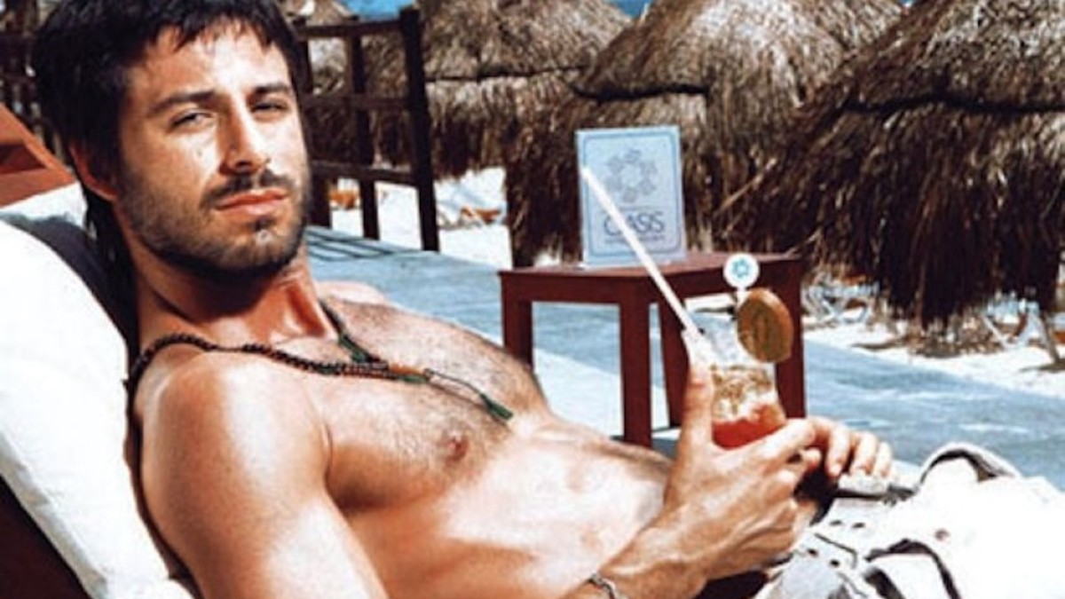 Escrachan a un galán de TV teniendo sexo en la playa