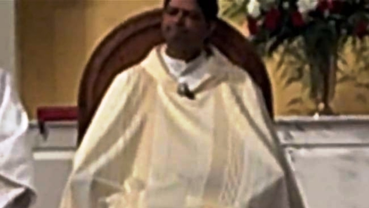 Atraparon a un cura masturbándose en plena misa