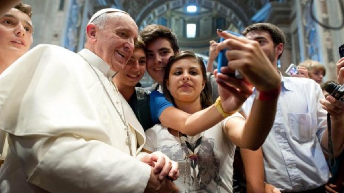 La primera "autofoto" del Papa es furor en las redes
