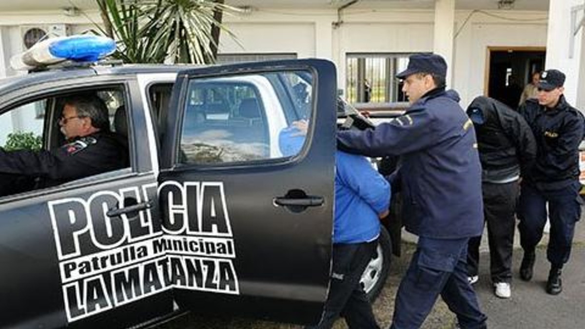 Persecución y tiroteo entre "falsos" policías y reales