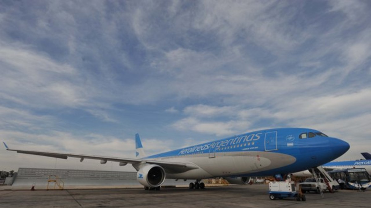 Ezeiza: Recalde presentó el nuevo avión de Aerolíneas