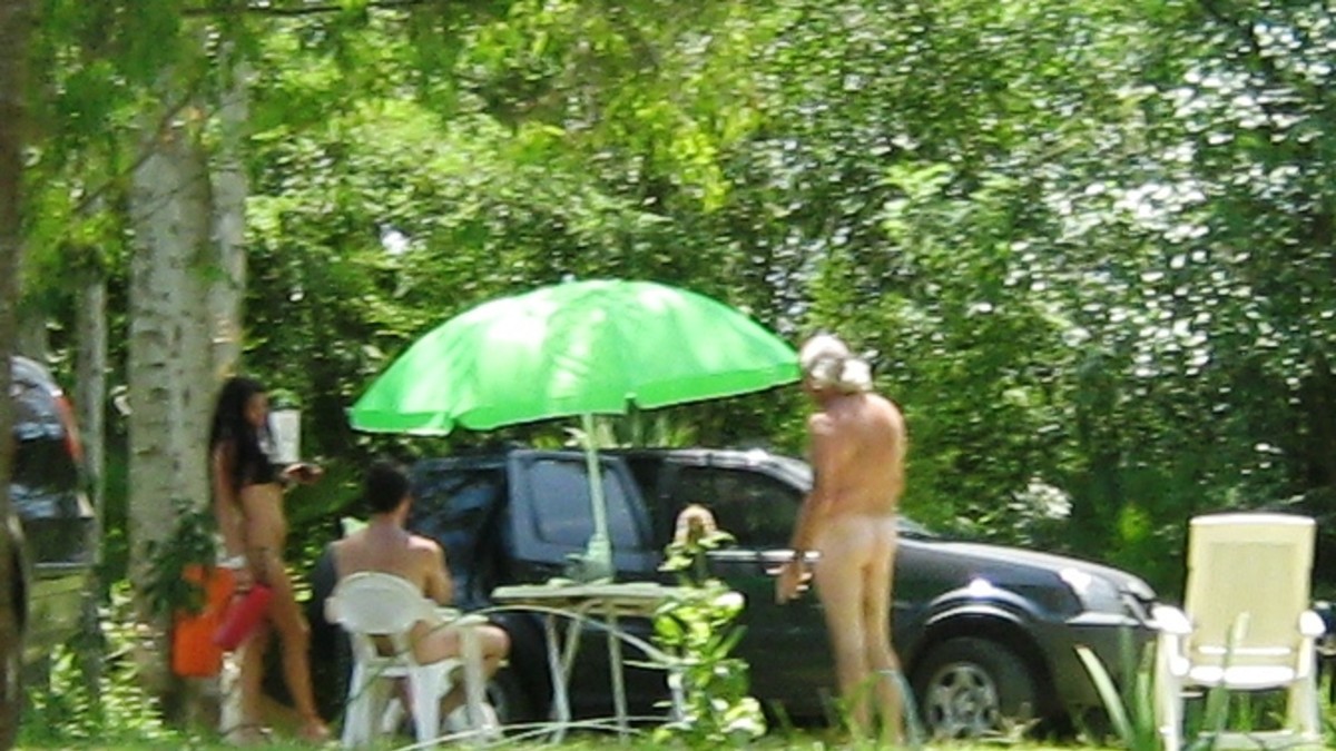 Pasan año nuevo teniendo sexo en grupo y al aire libre Pasan año nuevo teniendo sexo en grupo y al aire libre