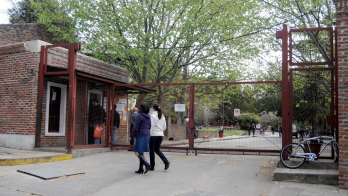 Cuál es la universidad del conurbano con más graduados