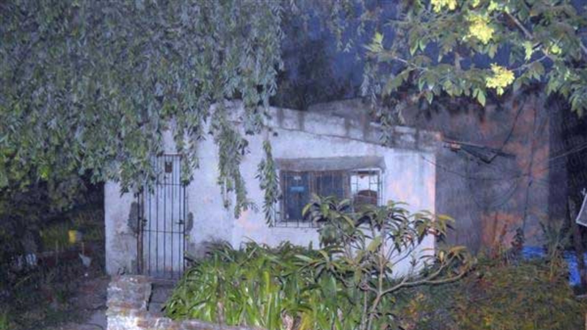Electrificó la reja de la casa y su sobrina se quedó pegada