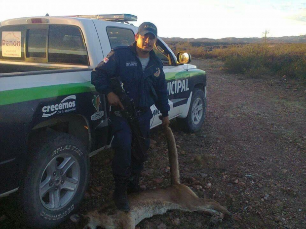 Policía mató a un puma y subió la foto a Facebook