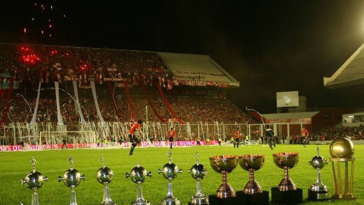 Ex jugador embargó todas las copas de Independiente