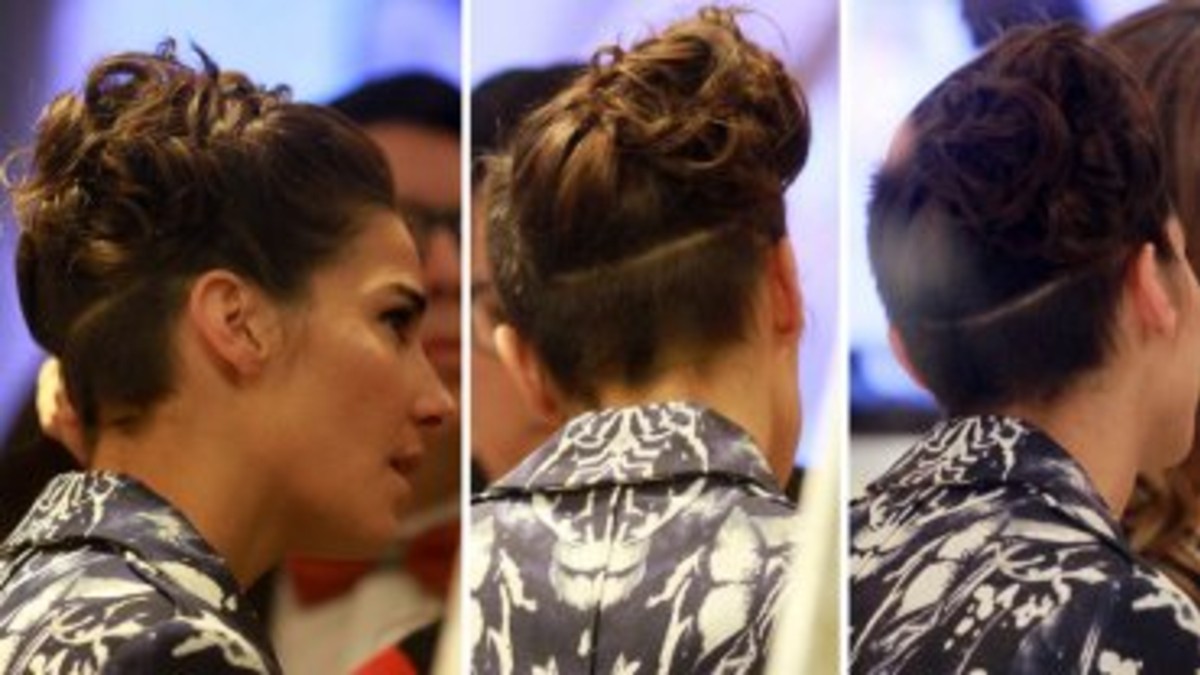 Juanita apareció en público con media cabeza rapada